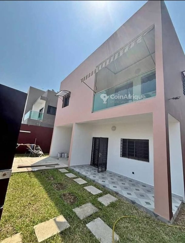 Location villa duplex de 7pièces à Abatta résidentielle
