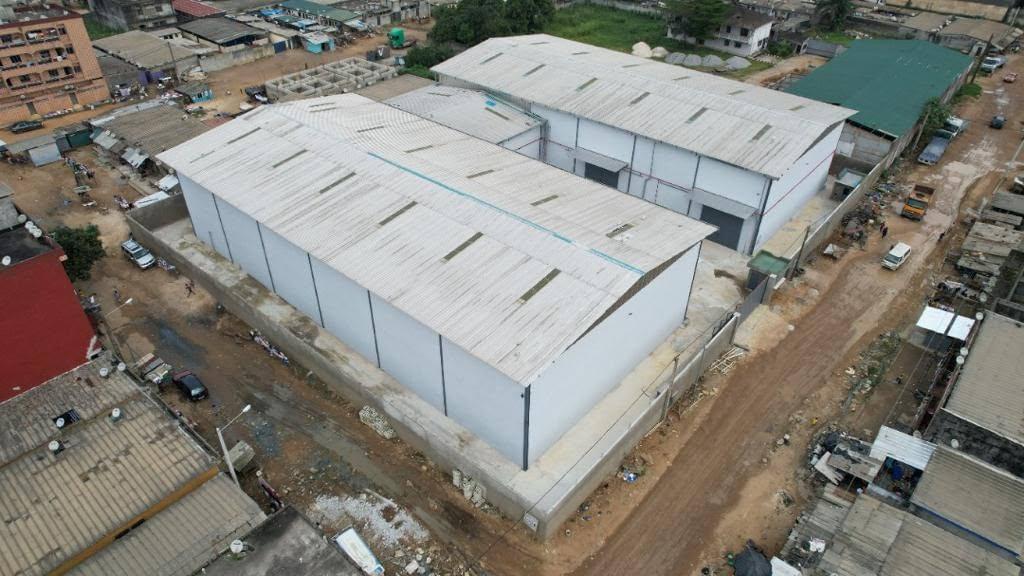Yopougon ancienne zone industrielle entrepôt sur 4750m2,
