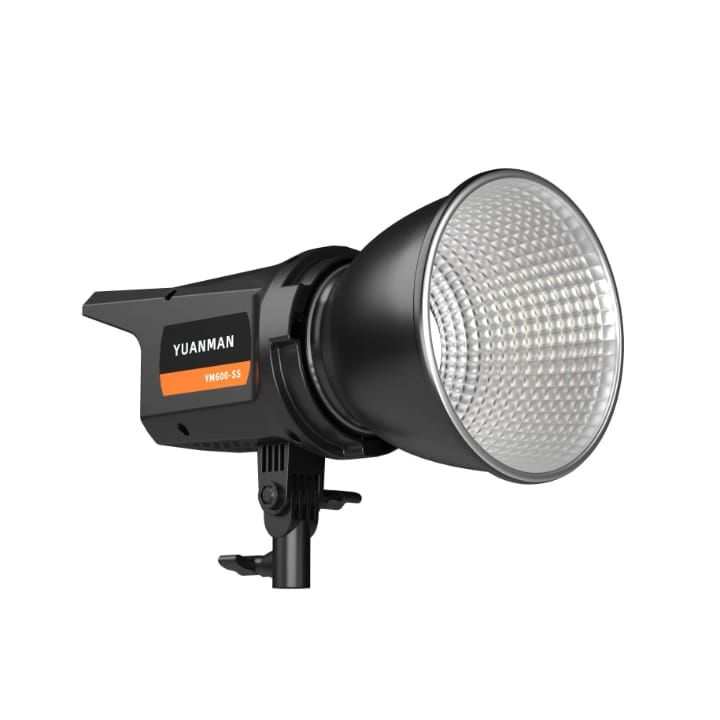 Projecteur LED émet   7 couleurs différentes. 500W avec Télécommande+t