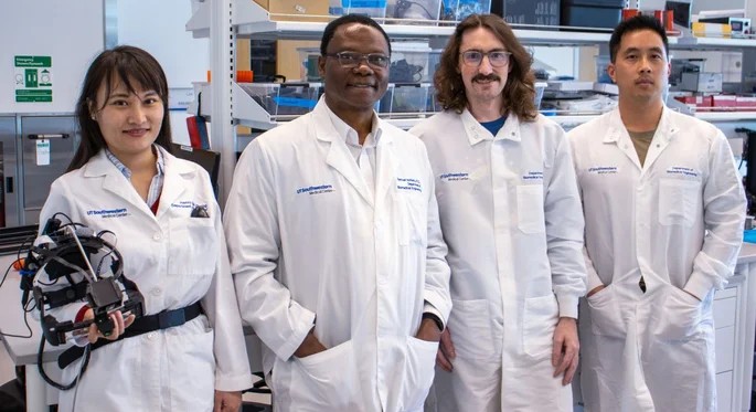 Samuel Achilefu, Ph.D., titulaire de la chaire de génie biomédical à UT Southwestern (deuxième à partir de la gauche), rejoint les membres de son laboratoire travaillant avec les lunettes de vision médicale, dont Haini « Hanru » Zhang (tenant des lunettes), Christopher Ta (à droite) et Ian Zurutuza.