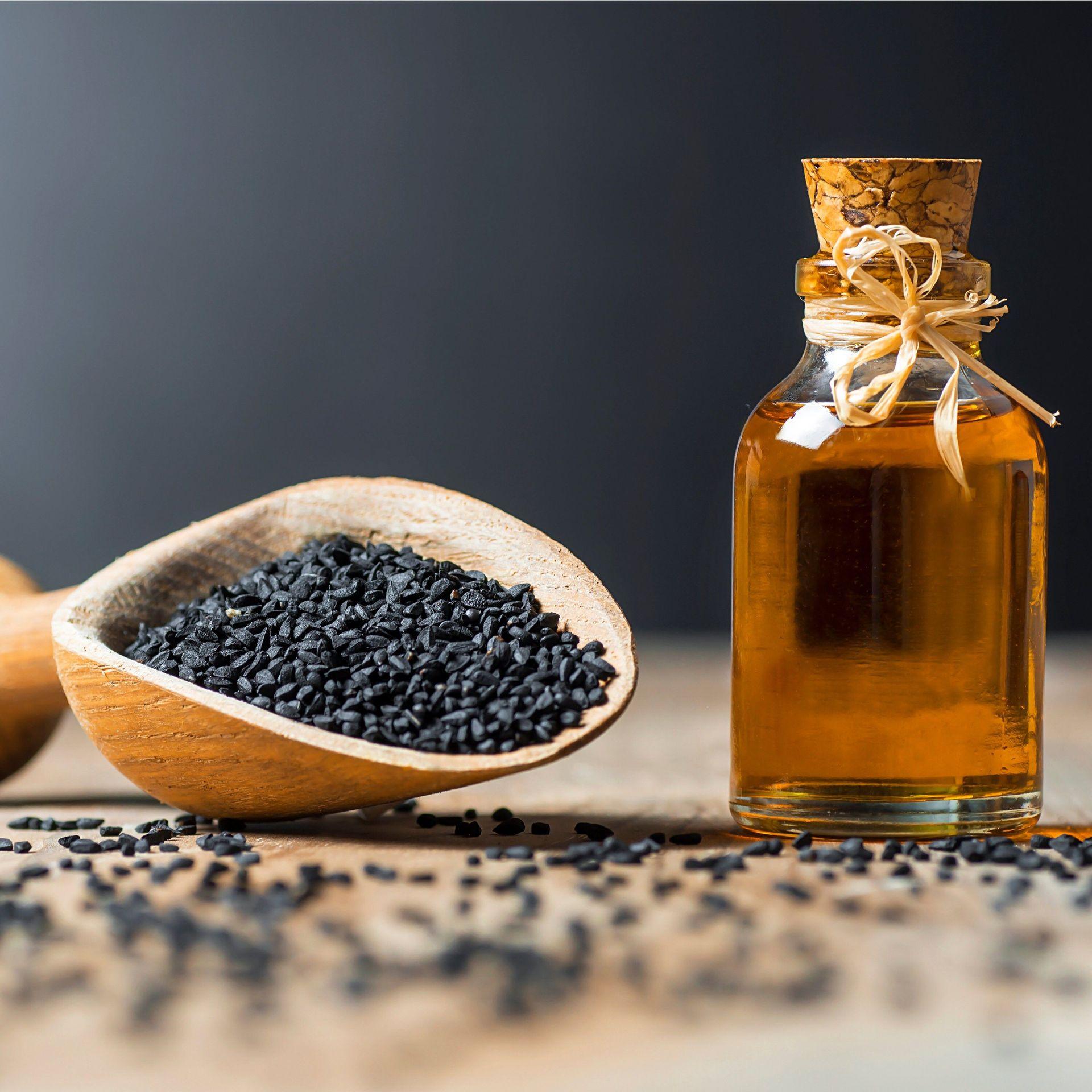 Huile de nigelle : utilisations, bienfaits et précautions