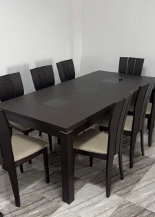 Table à manger 6 places - État neuf - 240k