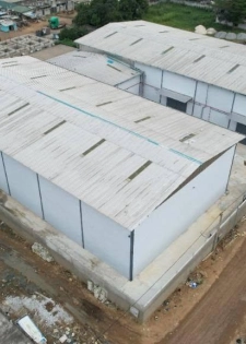 Yopougon ancienne zone industrielle entrepôt sur 4750m2,