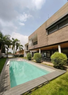 Furnished 8chbre Villa dans Zié Multi-Service, Cocody à Vendre